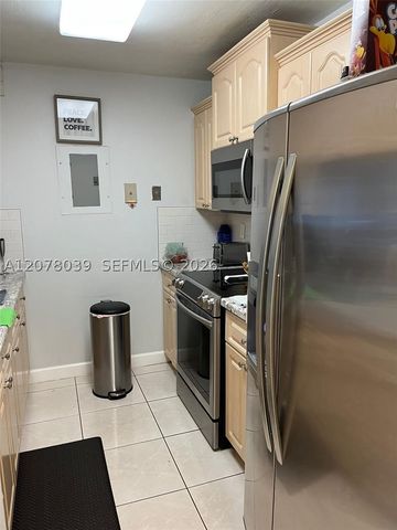 10135 NW 9th St Cir 5-208, Miami, FL 33172