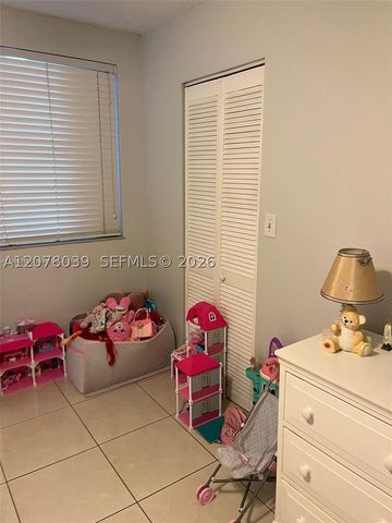 10135 NW 9th St Cir 5-208, Miami, FL 33172