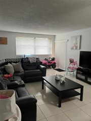 10135 NW 9th St Cir 5-208, Miami, FL 33172
