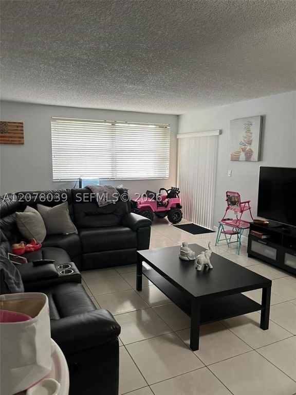 10135 NW 9th St Cir 5-208, Miami, FL 33172