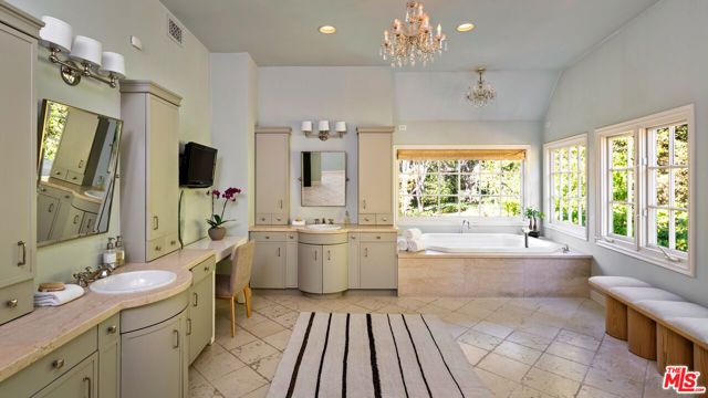 11982 Brentridge Lane, Los Angeles, CA 90049