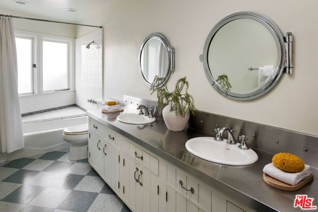 11982 Brentridge Lane, Los Angeles, CA 90049