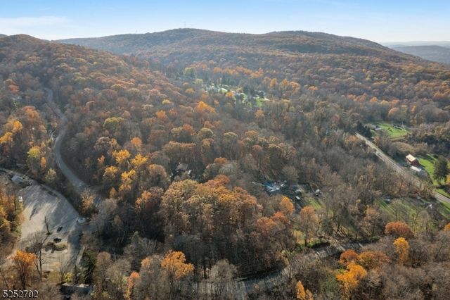 12 Breakneck Rd, Vernon Twp., NJ 07462