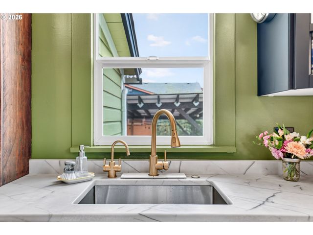 6124 Ne HOYT St, Portland, OR 97213