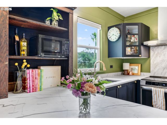 6124 Ne HOYT St, Portland, OR 97213