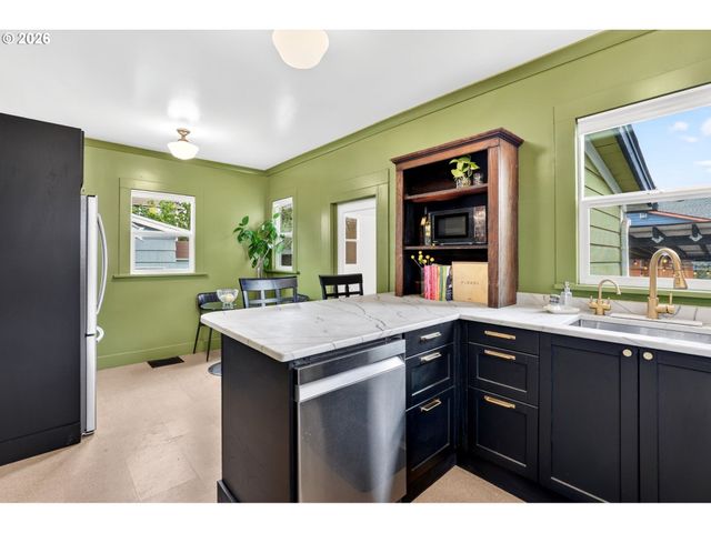 6124 Ne HOYT St, Portland, OR 97213