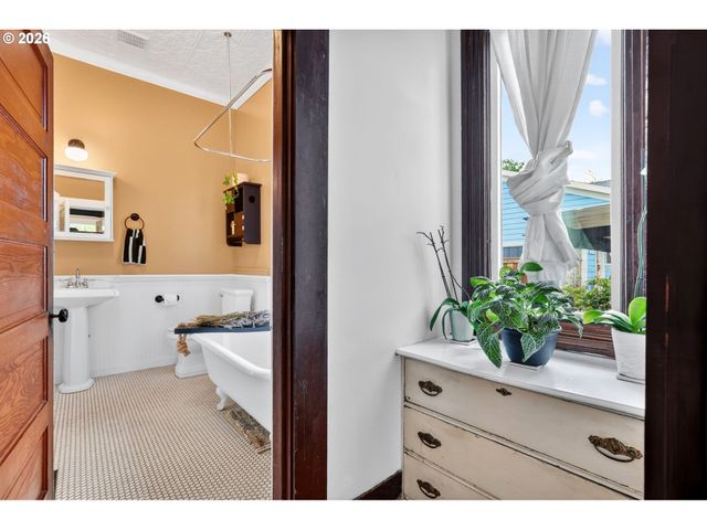 6124 Ne HOYT St, Portland, OR 97213