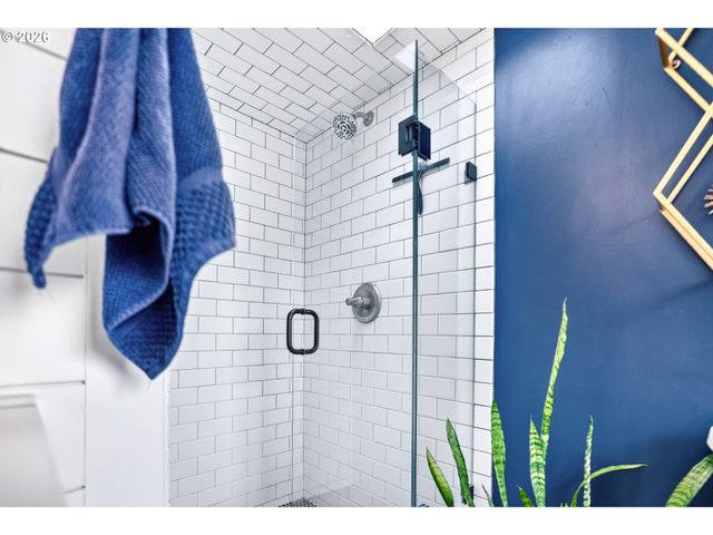 6124 Ne HOYT St, Portland, OR 97213