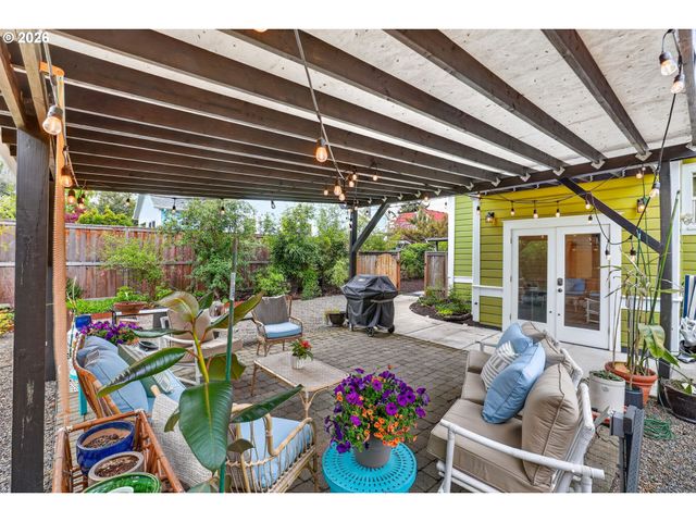 6124 Ne HOYT St, Portland, OR 97213