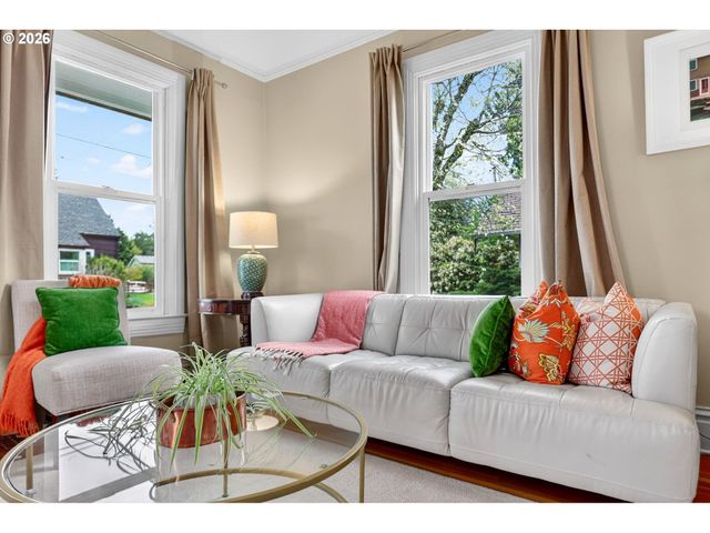 6124 Ne HOYT St, Portland, OR 97213