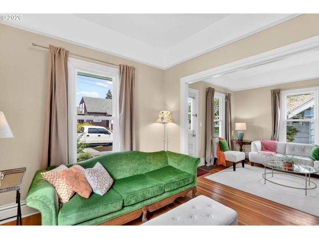 6124 Ne HOYT St, Portland, OR 97213