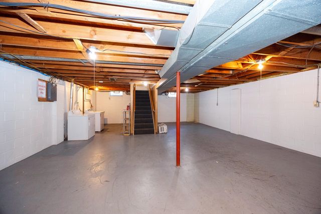 1031 N Maple Road, Ann Arbor, MI 48103