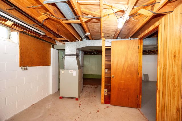 1031 N Maple Road, Ann Arbor, MI 48103