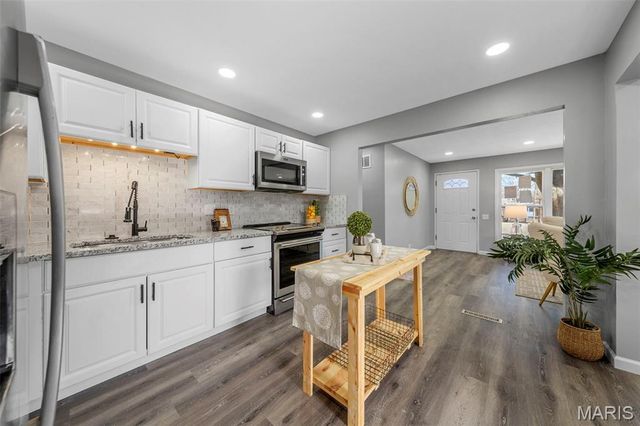 12 Thackery Court, Florissant, MO 63031