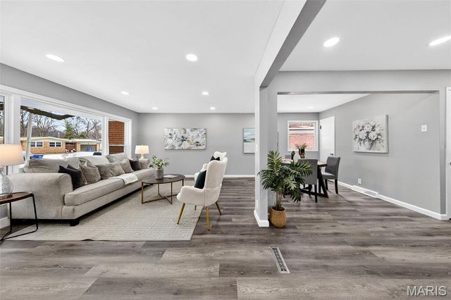 12 Thackery Court, Florissant, MO 63031