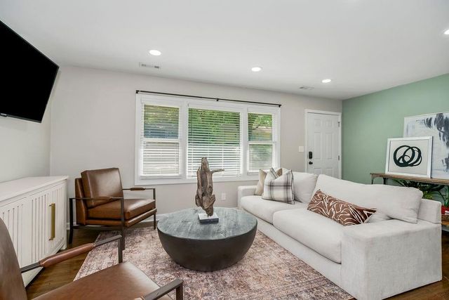 9016 Main Street, Kansas City, MO 64114