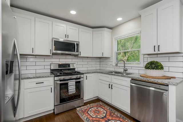 9016 Main Street, Kansas City, MO 64114