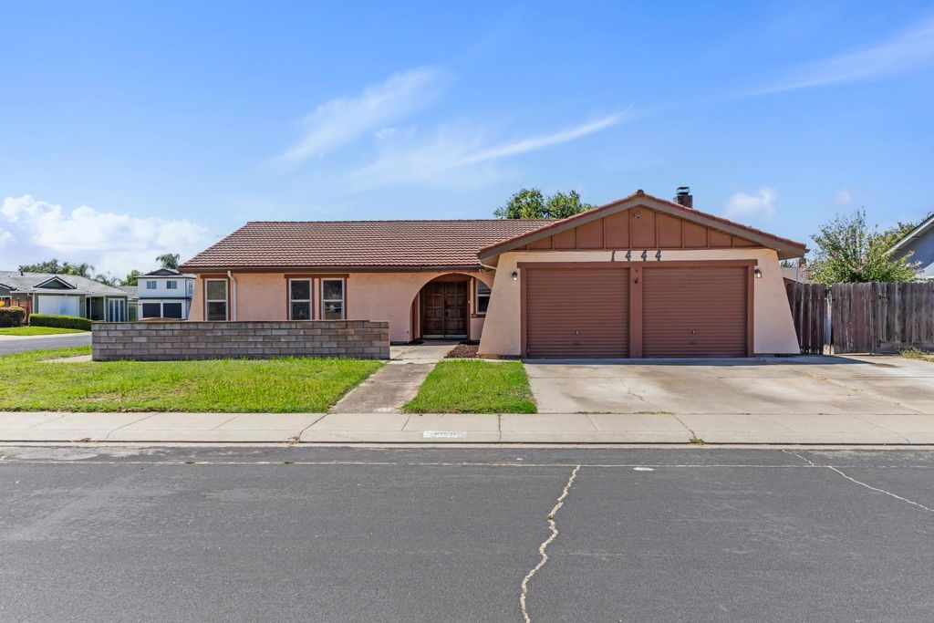 1444 Midland Ct, Manteca, CA 95336