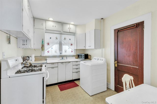 126 Stuyvesant Avenue, Merrick, NY 11566