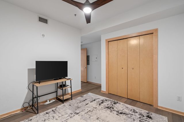 215 10th Avenue S 703, Minneapolis, MN 55415