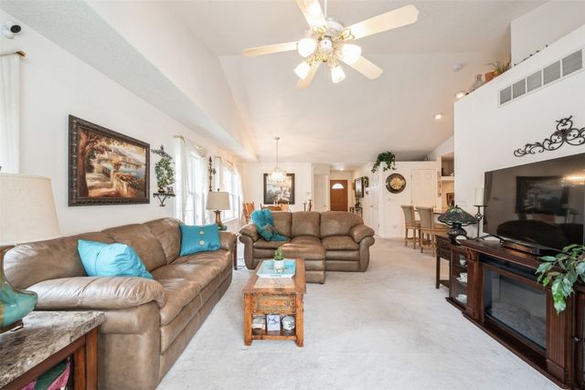 3900 Deer Valley Drive B, Marion, IA 52302