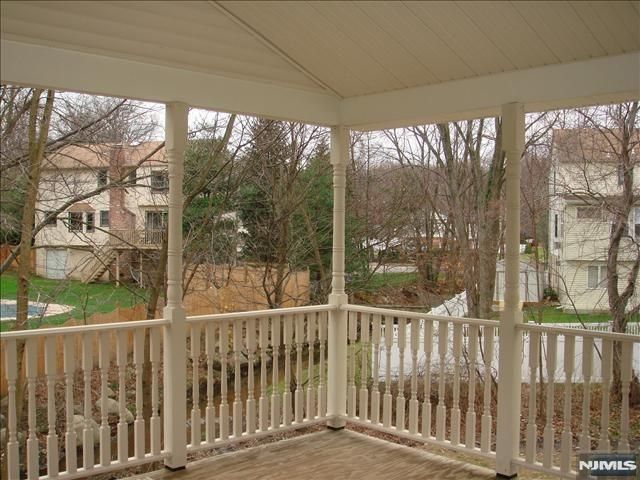10 Lee Court, Waldwick, NJ 07463