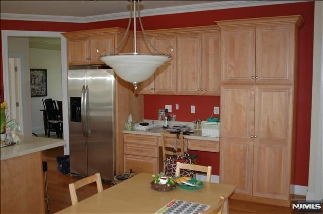 10 Lee Court, Waldwick, NJ 07463