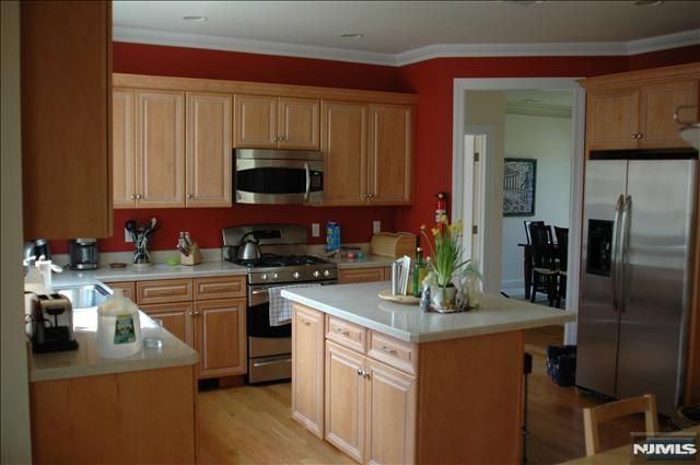 10 Lee Court, Waldwick, NJ 07463
