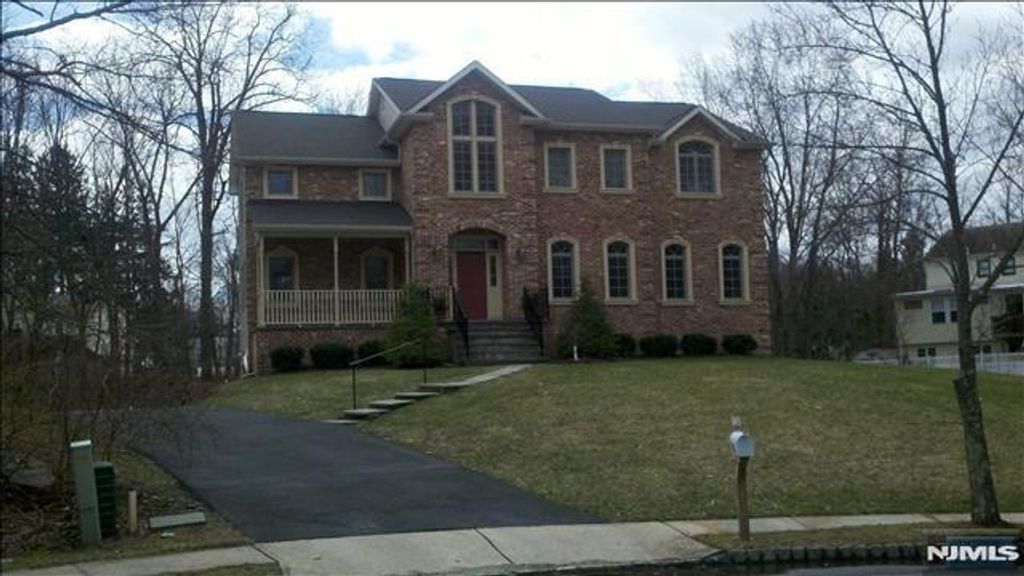 10 Lee Court, Waldwick, NJ 07463
