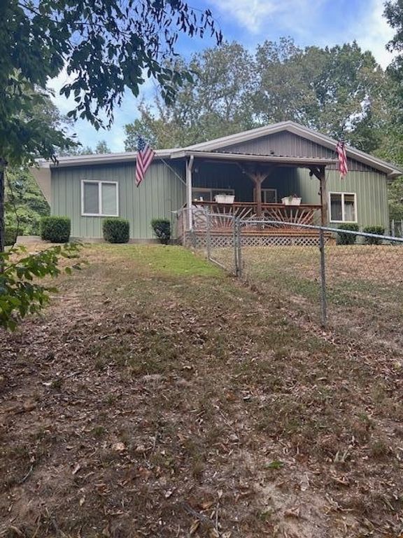 100 Camelot Dr, Camden, TN 38320