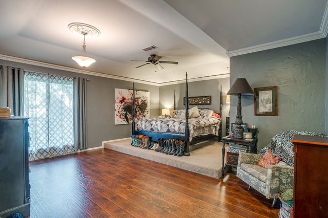 921 Overhill Drive, Bedford, TX 76022