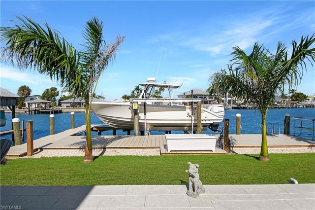 190 Tahiti CIR, Naples, FL 34113