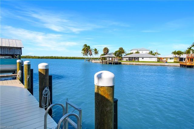 190 Tahiti CIR, Naples, FL 34113