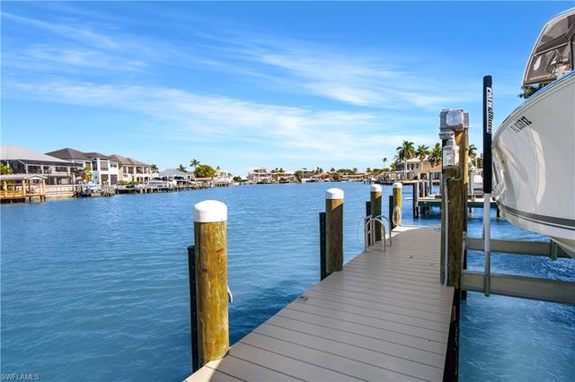 190 Tahiti CIR, Naples, FL 34113