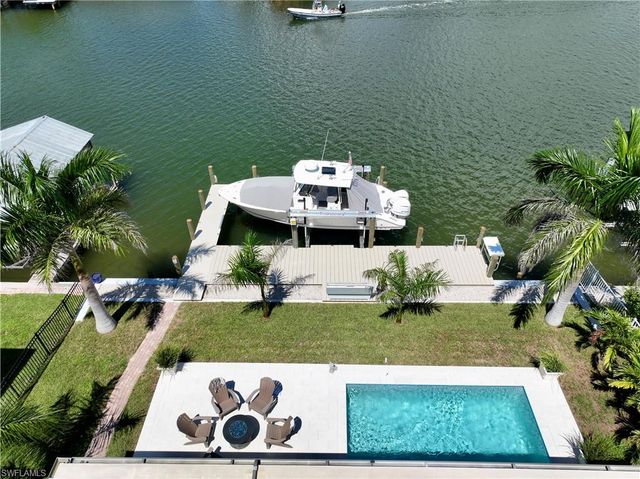 190 Tahiti CIR, Naples, FL 34113