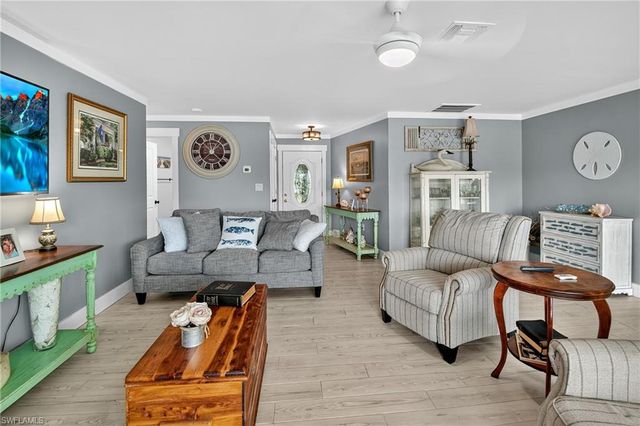 190 Tahiti CIR, Naples, FL 34113