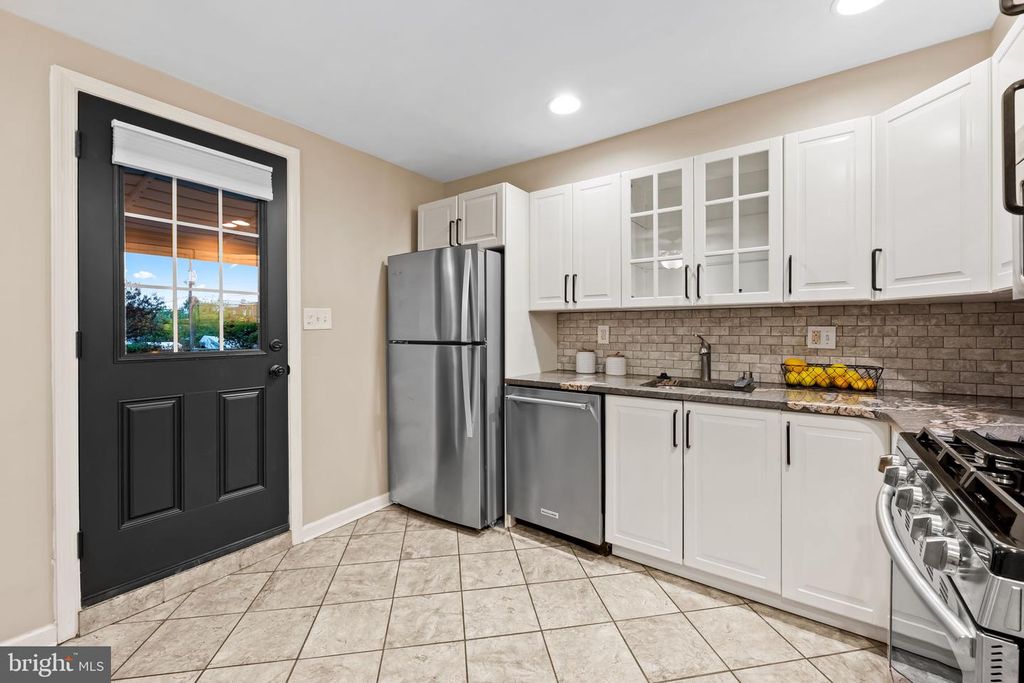 Image 12 of property listing at 1817 DUNMERE RD, Baltimore, MD 21222