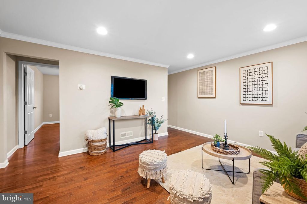 Image 6 of property listing at 1817 DUNMERE RD, Baltimore, MD 21222