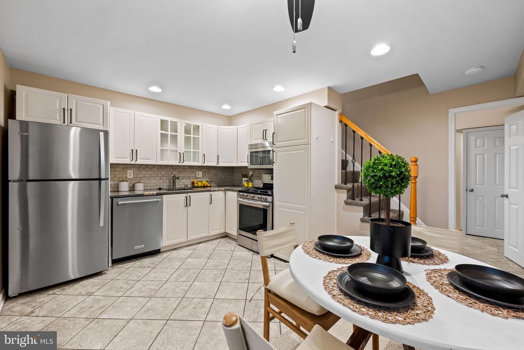 Image 9 of property listing at 1817 DUNMERE RD, Baltimore, MD 21222