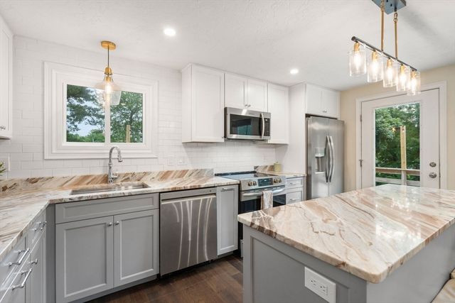 17 Minuteman Lane, Plymouth, MA 02360