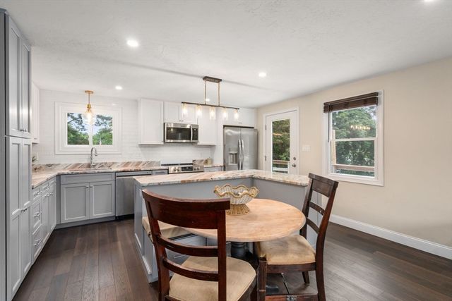 17 Minuteman Lane, Plymouth, MA 02360