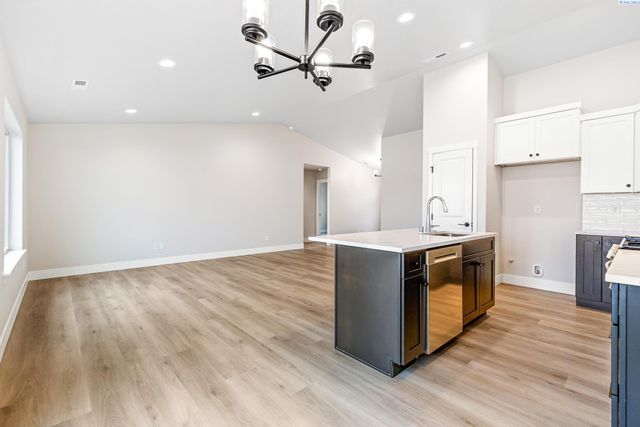 6557 W 29th Ct, Kennewick, WA 99338