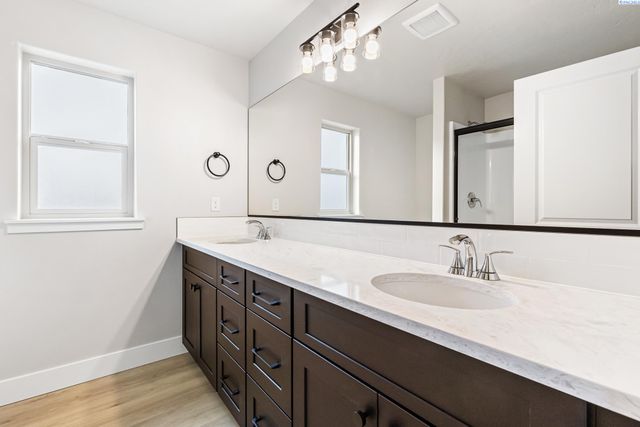 6557 W 29th Ct, Kennewick, WA 99338