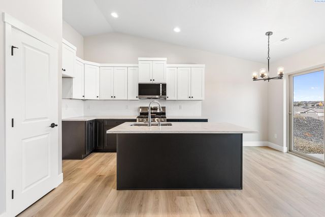 6557 W 29th Ct, Kennewick, WA 99338