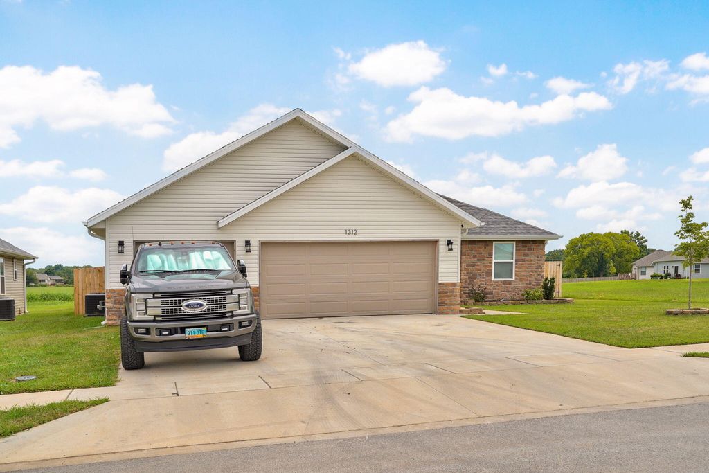 1312 N Maxine Avenue, Nixa, MO 65714