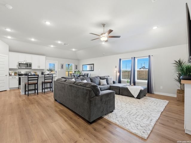 12407 Autumn Way, Atascosa, TX 78002