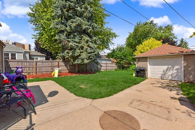 8714 W Hayes AVENUE, West Allis, WI 53227