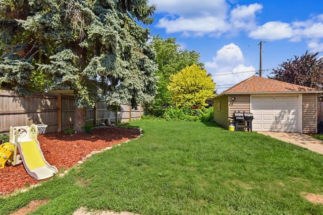 8714 W Hayes AVENUE, West Allis, WI 53227