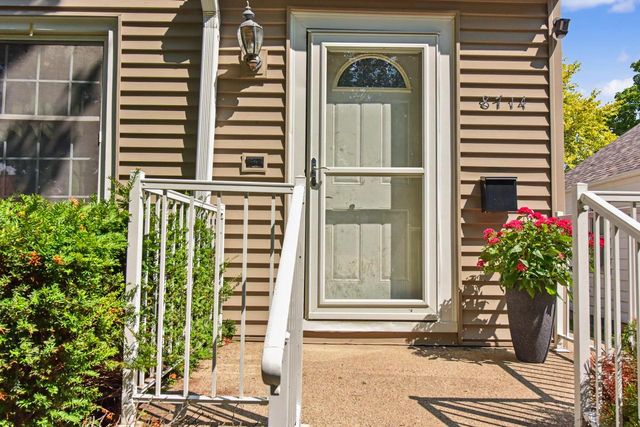 8714 W Hayes AVENUE, West Allis, WI 53227