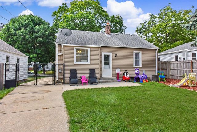 8714 W Hayes AVENUE, West Allis, WI 53227